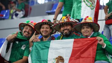 Aficionados mexicanos en las tribunas del Estadio 974 en Qatar.