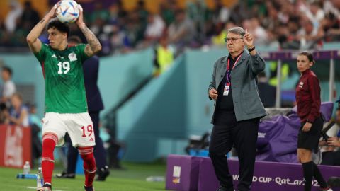 Gerardo 'Tata' Martino dando órdenes durante el partido de México ante Polonia.