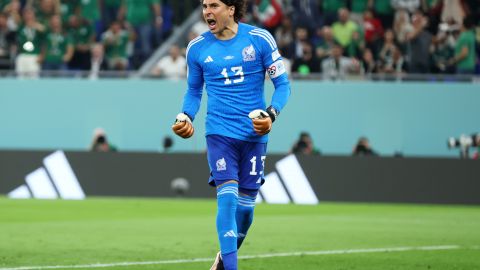 Guillermo Ochoa celebrando la atajada del penal en el partido ante Polonia.