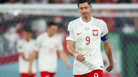 Robert Lewandowski lamentándose del penal fallado ante México.