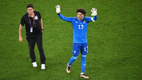 Guillermo Ochoa saludando tras el empate de México ante Polonia en Qatar 2022,