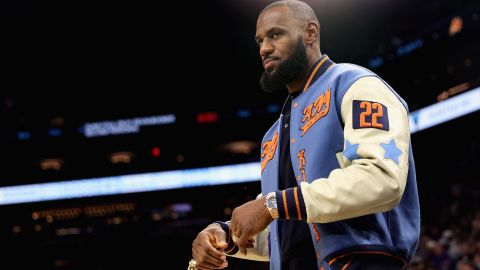 LeBron James desde el banco en el partido de Lakers ante Phoenix Suns en la NBA.