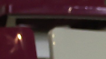 Aficionado de la Selección de Japón ayuda a limpiar estadio en el Mundial de Qatar 2022.