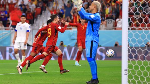 Selección de España celebrando gol ante Keylor Navas y Costa Rica.