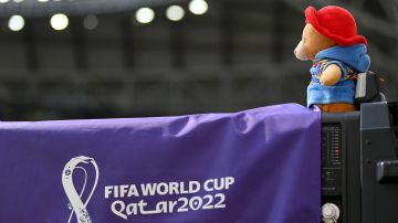 Cámara de televisión con distintivo del Mundial de Qatar 2022 y un oso de peluche.