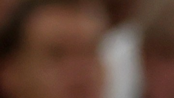 Neymar sosteniendo un balón en el debut de Brasil vs. Serbia en Qatar 2022.