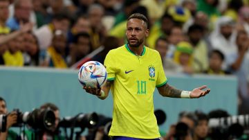 Neymar sosteniendo un balón en el debut de Brasil vs. Serbia en Qatar 2022.