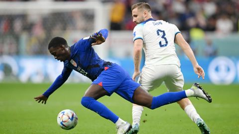 Timothy Weah en una disputa con Luke Shaw durante el Estados vs. Inglaterra en Qatar 2022.