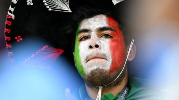 Decepción de un aficionado tras la derrota de México ante Argentina en el Mundial Qatar 2022.