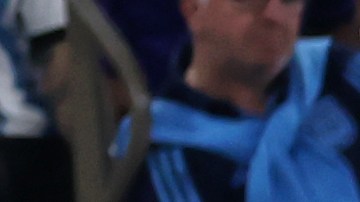 Andrés Guardado saliendo de cambio durante el partido de México vs. Argentina.