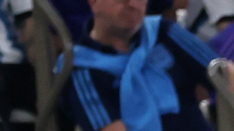Andrés Guardado saliendo de cambio durante el partido de México vs. Argentina.