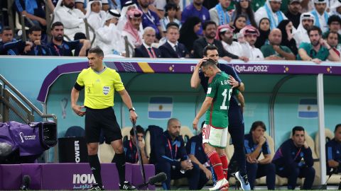 Andrés Guardado saliendo de cambio durante el partido de México vs. Argentina.