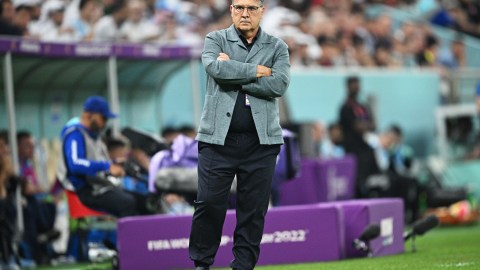Gerardo 'Tata' Martino dirigiendo desde la banda en el partido México vs. Argentina en Qatar 2022.