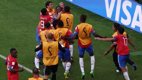 Jugadores de Costa Rica celebrando un gol en el partido ante Japón en Qatar 2022.