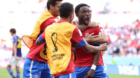 Los ticos festejan el gol con el que vencieron a los nipones.