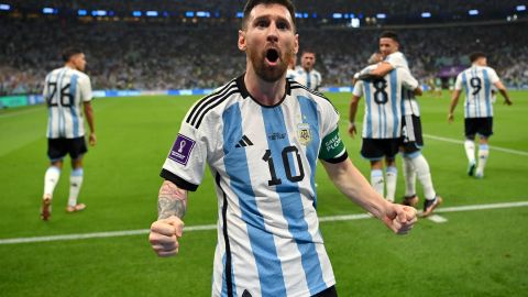 Lionel Messi festeja su gol contra México.