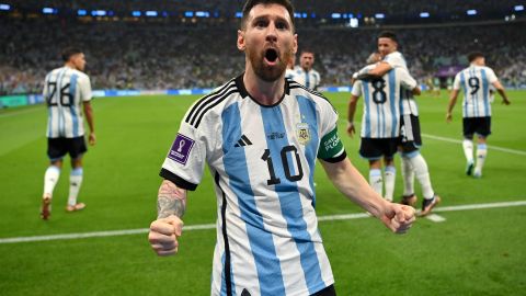 Lionel Messi festeja su gol contra México.