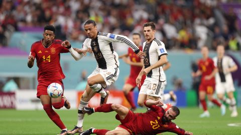 Jugadores de Alemania y España disputando un balón en el partido del Grupo E en Qaatr 2022.