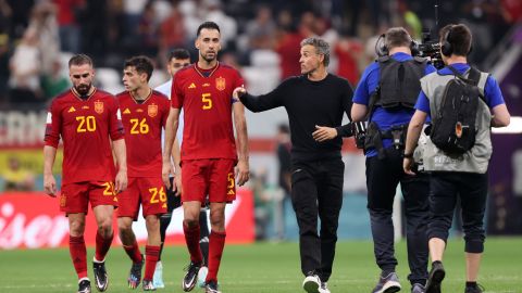 Sergio Busquets conversando con su DT tras el empate de España contra Alemania en Qatar 2022.