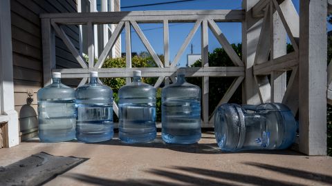 Las escuelas de Houston cerraron el martes mientras la ciudad permanece bajo aviso de hervir el agua