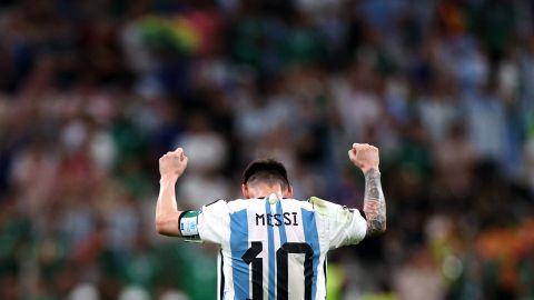 Lionel Messi celebrando la victoria de Argentina sobre México en Qatar 2022.