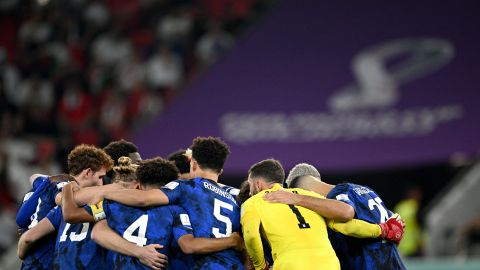 Jugadores de Estados Unidos duranten el partido ante Irán en Qatar 2022.