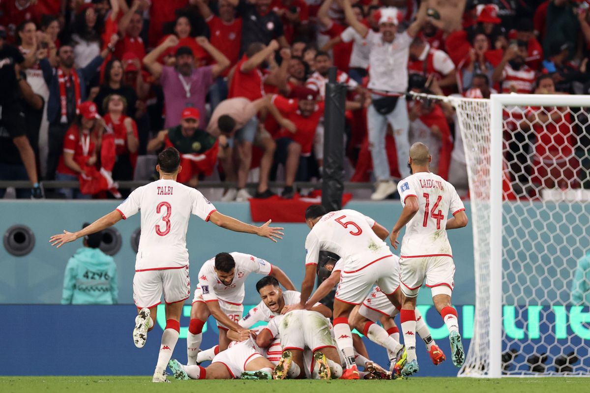 Selección de Túnez celebrando gol en su única victoria en la historia de la Copa del Mundo.