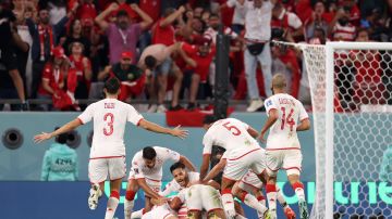 Selección de Túnez celebrando gol en su única victoria en la historia de la Copa del Mundo.