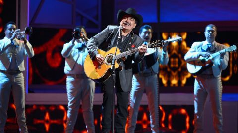 El cantante mexicano compuso varias canciones para Salma Hayek.