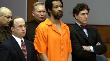 El sospechoso de francotirador condenado John Allen Muhammad permanece inexpresivo con mientras es sentenciado a muerte por dispararle a Dean Meyers en el Tribunal de Circuito del Condado de Prince William el 9 de marzo, 2004 en Manassas, Virginia.