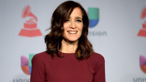 La cantante y compositora Julieta Venegas celebra su cumpleaños, junto al lanzamiento de un nuevo álbum.