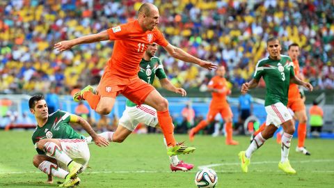 Rafa Márquez y Arjen Robben durante el partido de México vs. Países Bajos en Brasil 2014.