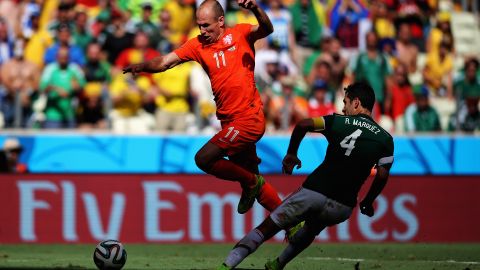 El defensor mexicano Rafael Márquez marcando al neerlándes Arjen Robben en el Mundial de Brasil 2014.