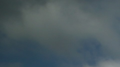 El choque de los aviones en el aire arrojó escombros en una amplia zona.