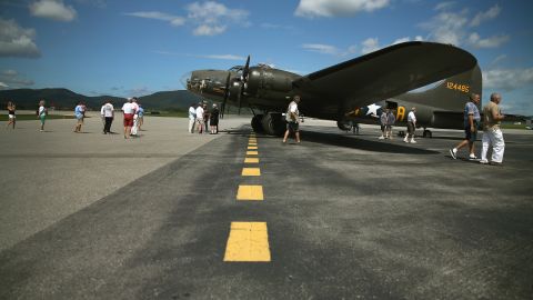 El choque de los aviones en el aire arrojó escombros en una amplia zona.