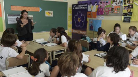 VIDEO: Mujer irrumpe en un aula durante clase y golpeó a un alumno por maltratar a su hijo en Argentina