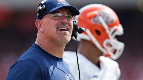 El entrenador fue separado de su cargo y enviado a Arizona.