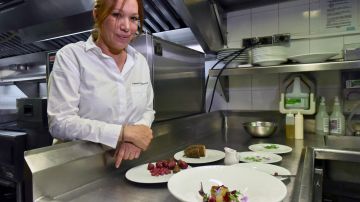 La chef colombiana Leonor Espinosa posa en su restaurante en Bogotá.