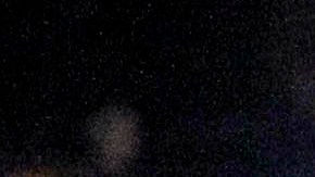 El cuerpo de una víctima yace cubierto en el Boulevard des Filles du Calvaire, cerca del teatro Bataclan, temprano el 14 de noviembre de 2015 en París, Francia.