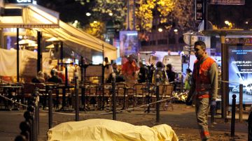 El cuerpo de una víctima yace cubierto en el Boulevard des Filles du Calvaire, cerca del teatro Bataclan, temprano el 14 de noviembre de 2015 en París, Francia.