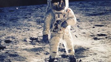 El astronauta Edwin E. Aldrin Jr., piloto del módulo lunar, es fotografiado caminando cerca del módulo lunar durante la actividad extravehicular del Apolo 11.