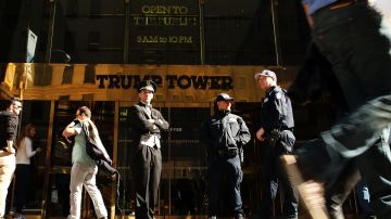 Policías guardan Trump Tower en NY debido a protestas y manifestaciones en esta foto de 2016.