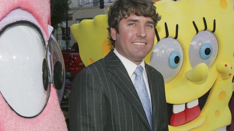 Stephen Hillenburg junto al personaje animado que le dio vida, Bob Esponja