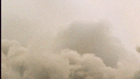 Los bomberos luchan contra un gran incendio en el Castillo de Windsor, una residencia real a 48 kilómetros (30 millas) al oeste de Londres, el 20 de noviembre de 1992.