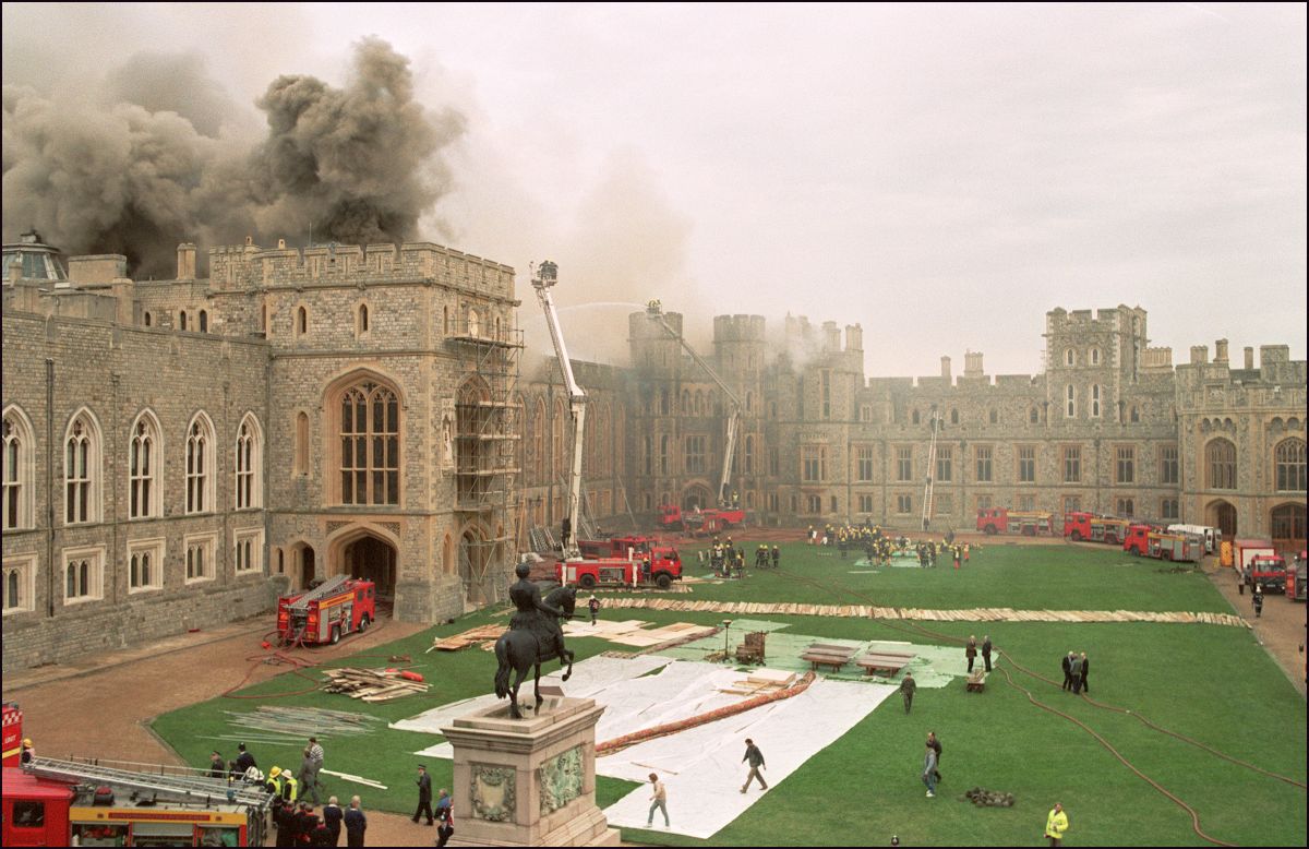 Los bomberos luchan contra un gran incendio en el Castillo de Windsor, una residencia real a 48 kilómetros (30 millas) al oeste de Londres, el 20 de noviembre de 1992.