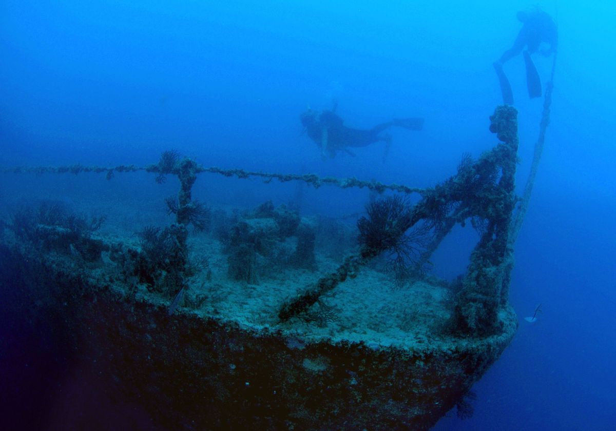 En 1976, el famoso explorador oceánico Jacques Cousteau encontró al Britannic tumbado de lado a 400 pies por debajo de la superficie del Egeo.