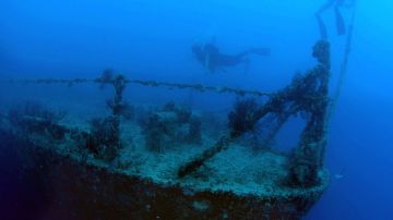 En 1976, el famoso explorador oceánico Jacques Cousteau encontró al Britannic tumbado de lado a 400 pies por debajo de la superficie del Egeo.