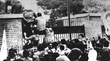 Estudiantes iraníes saltan el muro de la embajada de EE. UU. en Teherán el 4 de noviembre de 1979.