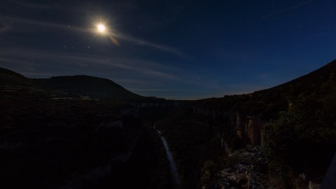 This picture taken on August 12, 2016 shows a Perseid meteor along the Milky Way illuminating the dark sky near Pesquera de Ebro in the province of Burgos, northern Spain, during the "Perseids" meteor shower. Northern hemisphere sky-gazers are in for a special treat on August 11, night with a rare shooting star "outburst", which astronomers hope will not be marred by clouds and a bright Moon. / AFP / CESAR MANSO (Photo credit should read CESAR MANSO/AFP via Getty Images)