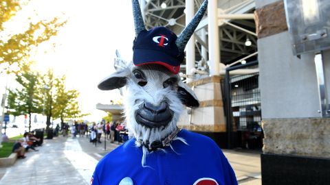 Un aficionado vestido como una cabra posa antes del Juego Siete de la Serie Mundial 2016 entre los Cachorros de Chicago y los Indios de Cleveland en el Progressive Field el 2 de noviembre de 2016 en Cleveland, Ohio.